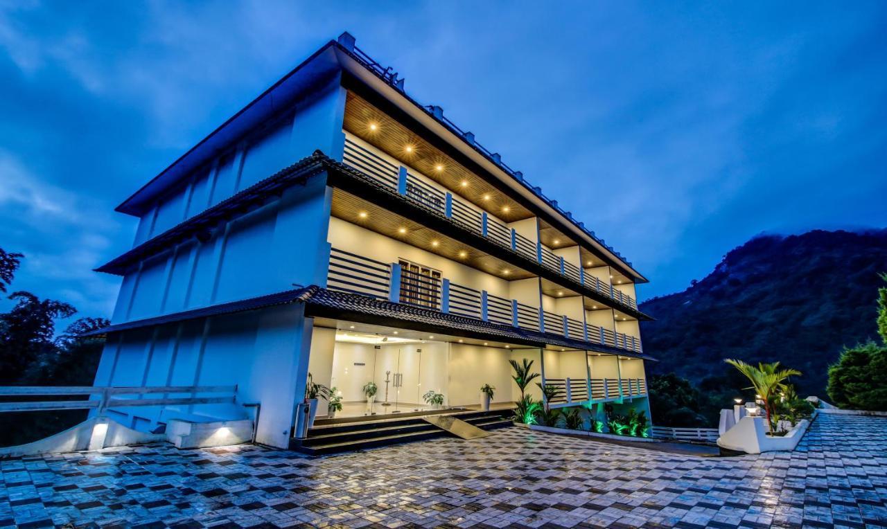 Misty Garden And 3* Munnar